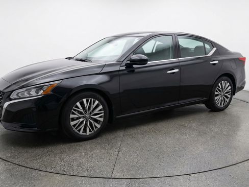 Used 2025 Nissan Altima 2.5 SV image 3