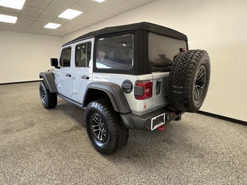 Used 2024 Jeep Wrangler Unlimited Rubicon w/ XTREMEE 35" Tire Package image 18