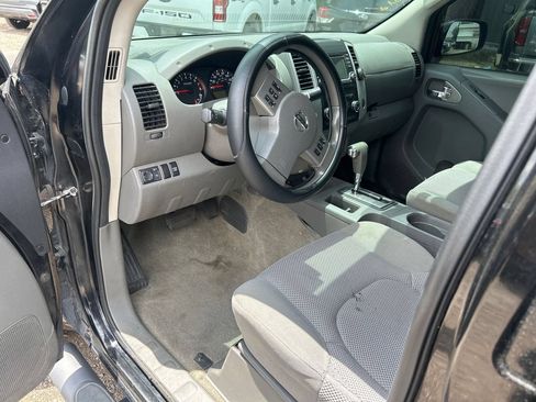 Used 2017 Nissan Frontier SV RWD image 2