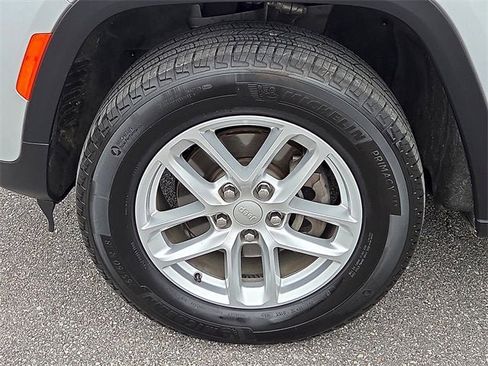 Used 2024 Jeep Grand Cherokee Laredo X image 9