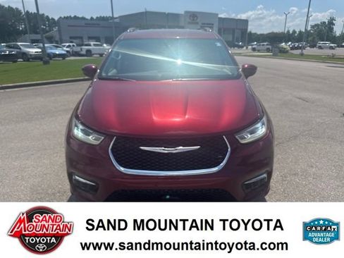 Used 2021 Chrysler Pacifica Touring-L FWD image 8