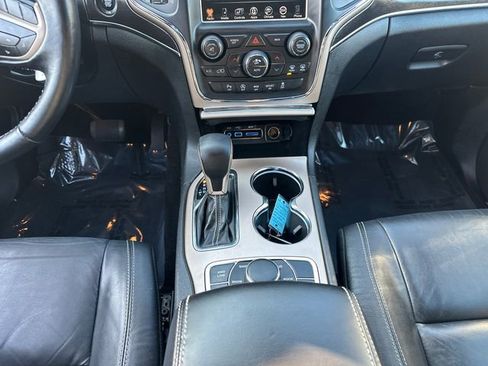 Used 2017 Jeep Grand Cherokee Limited image 24