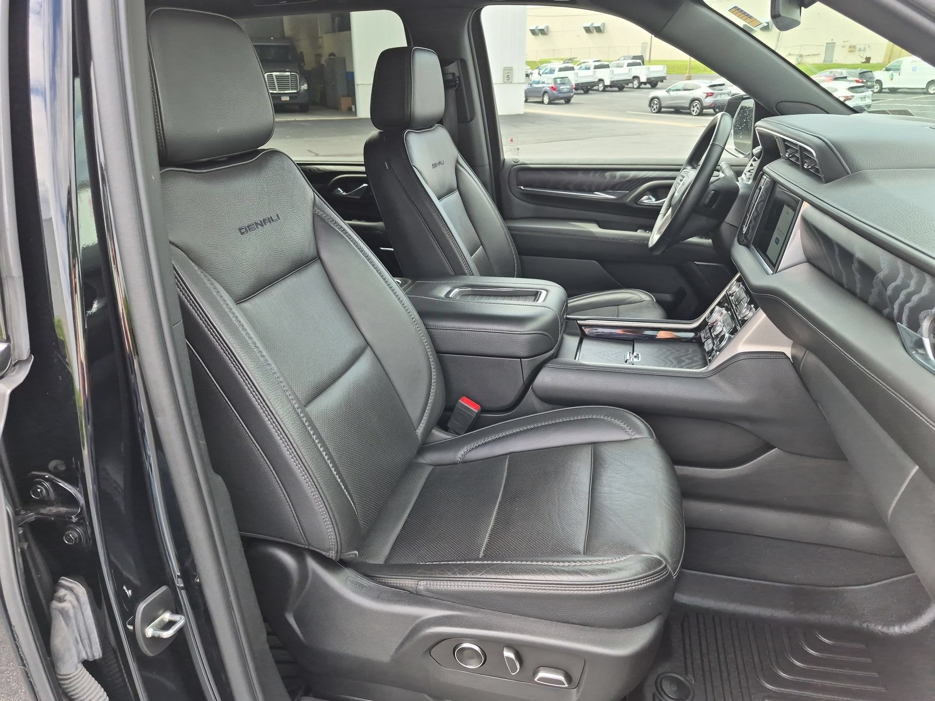 Certified 2023 GMC Yukon XL Denali w/ LPO, Floor Liner Package AWD/4WD image 29