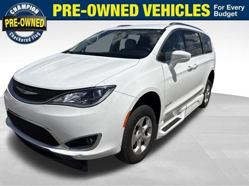 Used 2017 Chrysler Pacifica Touring-L Plus FWD image 1