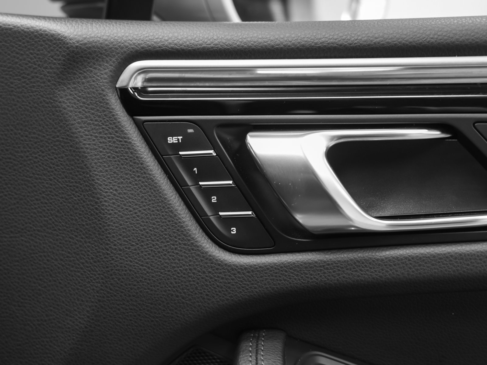 Certified 2023 Porsche Macan AWD/4WD image 19