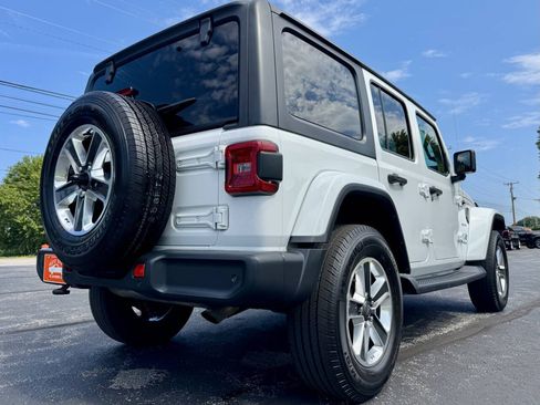 Used 2018 Jeep Wrangler Unlimited Sahara w/ Dual Top Group AWD/4WD image 12