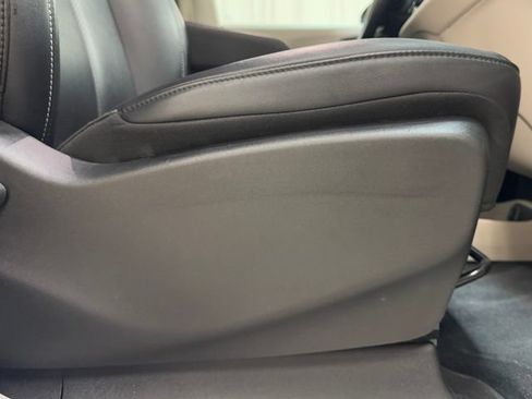 Used 2024 Chrysler Pacifica Touring-L FWD image 38