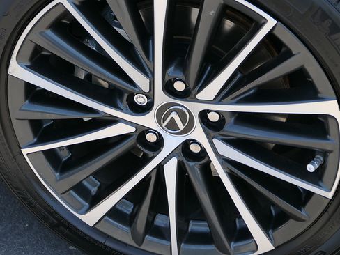 Used 2024 Lexus ES 350 w/ Premium Package FWD image 10