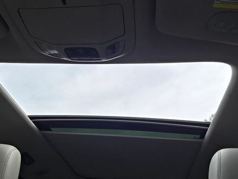 Used 2019 Chrysler Pacifica Limited w/ Advanced Safetytec Group FWD image 18