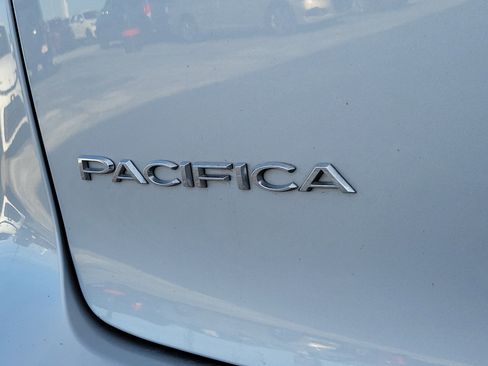 Used 2024 Chrysler Pacifica Touring-L image 6