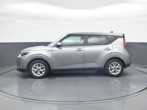 Used 2025 Kia Soul LX w/ LX Technology Package image 3