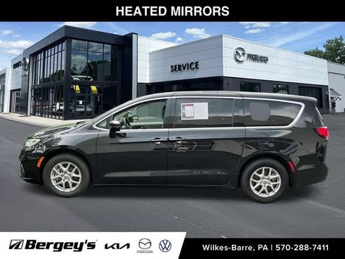 Used 2024 Chrysler Pacifica Touring-L FWD image 10