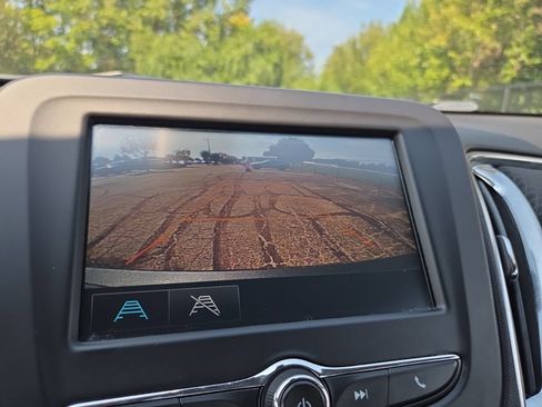 Used 2018 Chevrolet Malibu LT FWD image 17