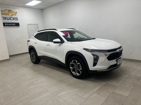 Used 2025 Chevrolet Trax LT w/ LT Convenience Package FWD image 9