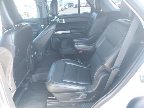 Used 2021 Ford Explorer XLT w/ Equipment Group 202A AWD/4WD image 14