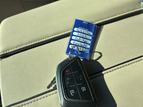 Used 2022 Cadillac Escalade Premium Luxury w/ Performance Package image 23