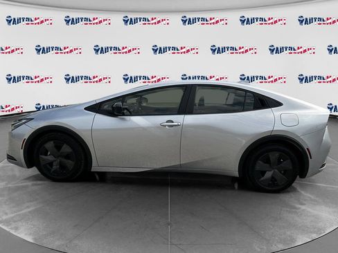 Used 2024 Toyota Prius LE FWD image 4