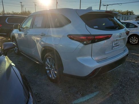 Used 2023 Toyota Highlander L image 4