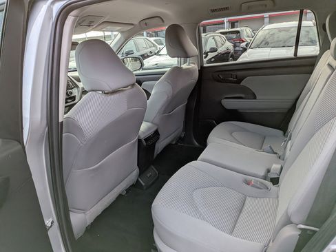 Used 2023 Toyota Highlander L image 12