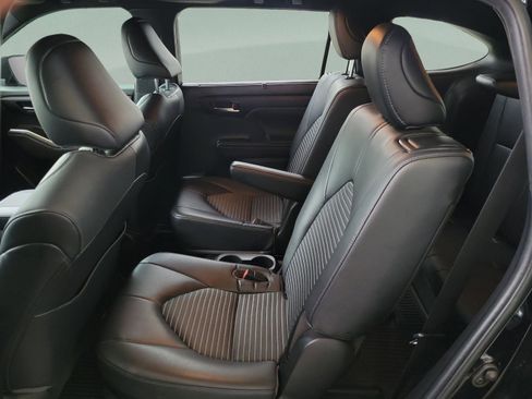 Certified 2023 Toyota Highlander XSE image 10