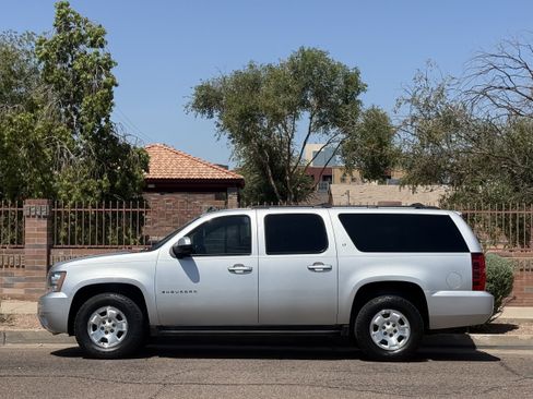 Used 2013 Chevrolet Suburban LT RWD image 3