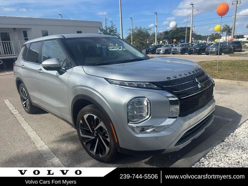 Used 2023 Mitsubishi Outlander SE image 1