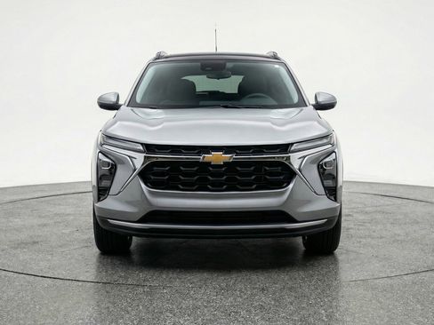 Used 2025 Chevrolet Trax LT w/ LT Convenience Package image 2