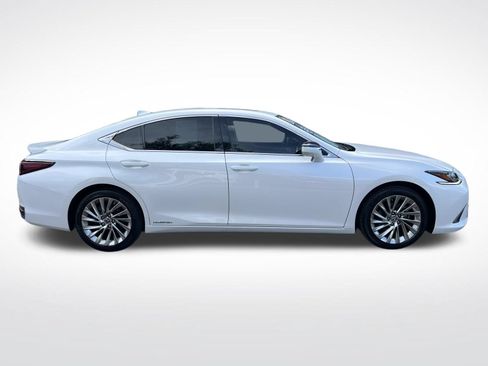 Used 2019 Lexus ES 300h Ultra Luxury w/ Accessory Package 2 FWD image 11