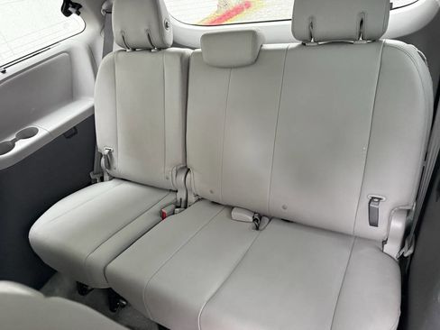 Used 2018 Toyota Sienna XLE Premium w/ Carpet Mat Package image 13