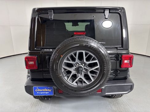 Used 2025 Jeep Wrangler Unlimited Sahara AWD/4WD image 7