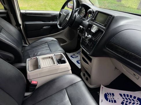 Used 2012 Chrysler Town & Country Touring w/ Entertainment Group #1 FWD image 11