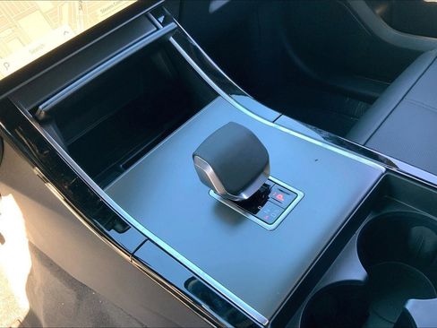 New 2025 Land Rover Range Rover Velar Dynamic SE image 8