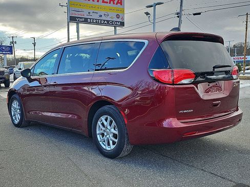 Used 2022 Chrysler Voyager LX image 4