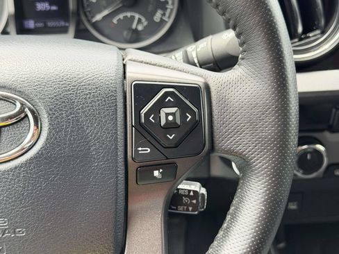 Used 2017 Toyota Tacoma TRD Off-Road w/ Tow Package AWD/4WD image 10