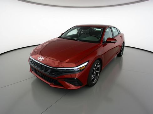 Used 2025 Hyundai Elantra SEL image 3