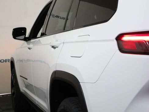 Used 2023 Jeep Grand Cherokee L Laredo image 11