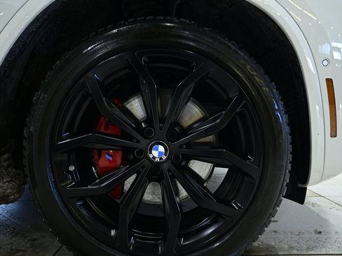 Used 2025 BMW X4 M40i w/ Premium Package image 9