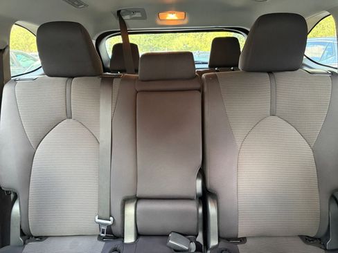 Used 2025 Toyota Highlander LE FWD image 40