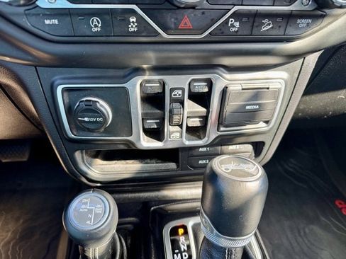 Used 2018 Jeep Wrangler Unlimited Sahara w/ Uconnect 4C Nav & Sound Group AWD/4WD image 18