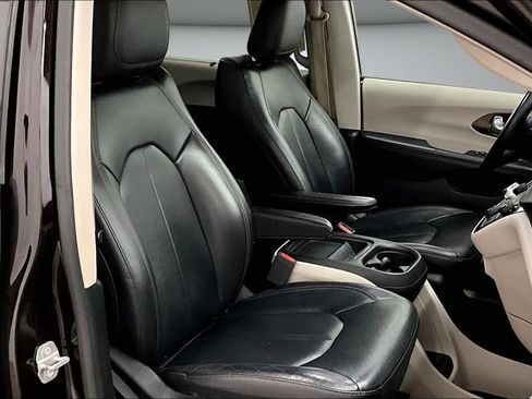 Used 2018 Chrysler Pacifica Touring-L FWD image 29