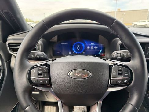 Used 2023 Ford Explorer Platinum w/ Premium Technology Package AWD/4WD image 16