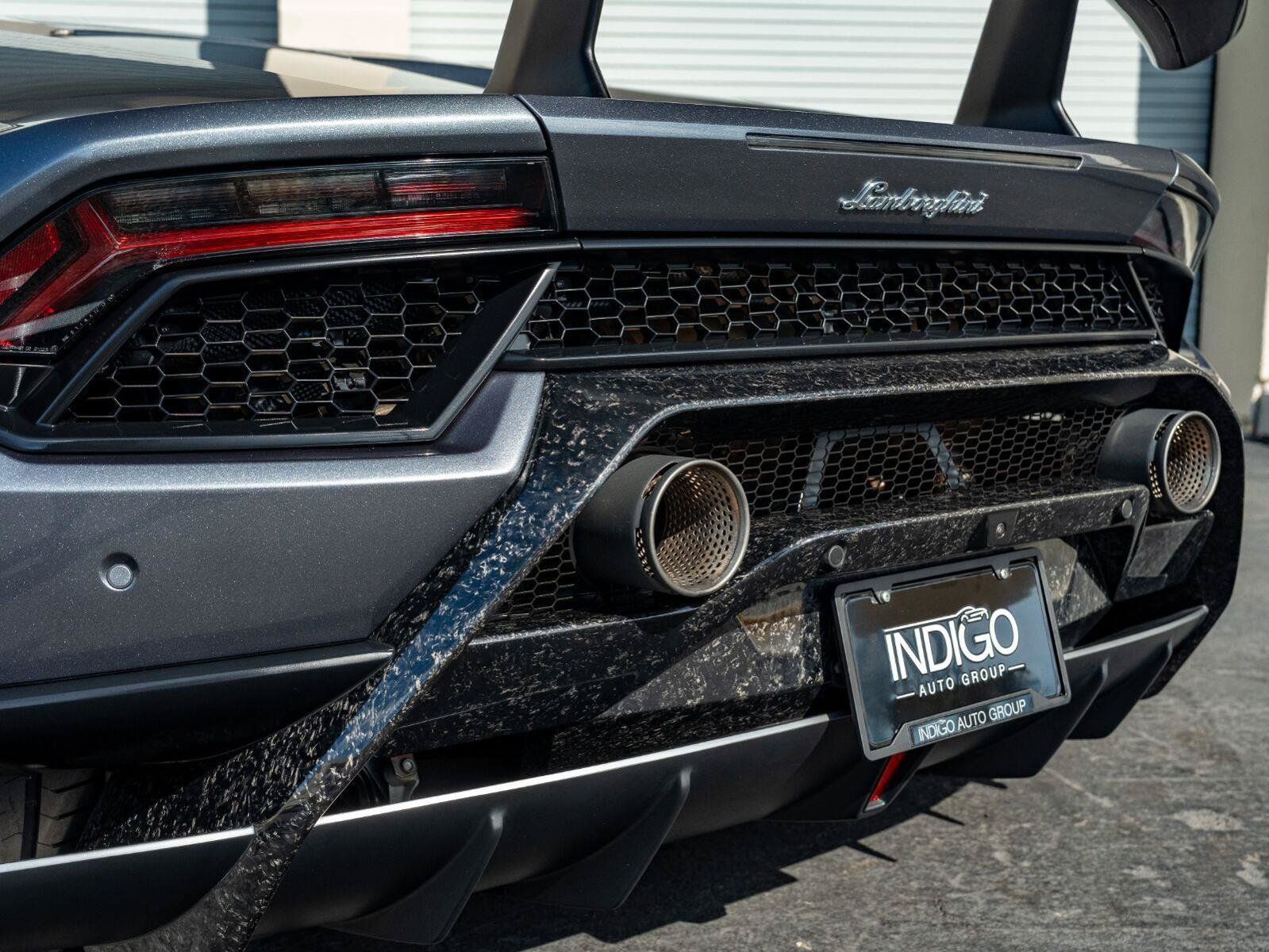 Used 2018 Lamborghini Huracan Performante AWD/4WD image 32