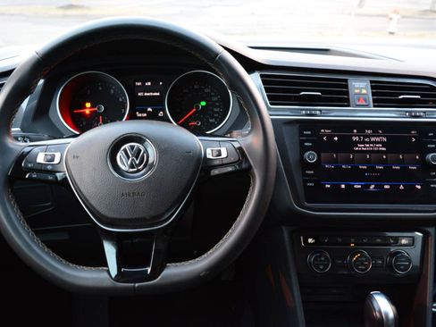Used 2021 Volkswagen Tiguan SE AWD/4WD image 18