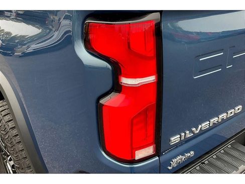 Used 2024 Chevrolet Silverado 2500 ZR2 w/ Technology Package image 31