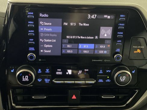 Used 2021 Toyota Highlander XLE AWD/4WD image 12