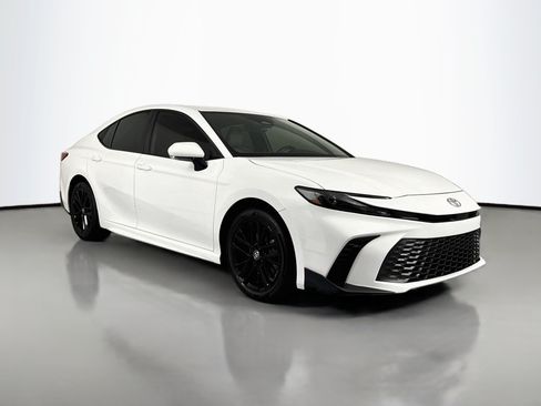 Used 2025 Toyota Camry SE AWD/4WD image 3