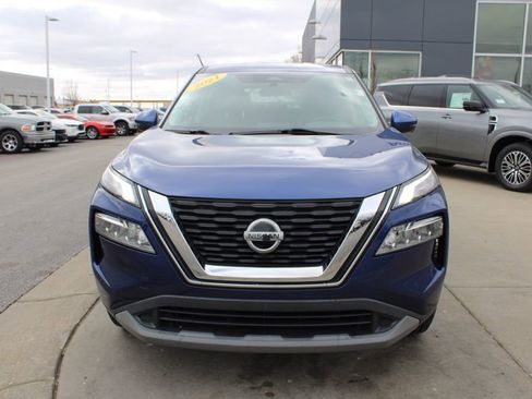 Used 2021 Nissan Rogue SV image 2