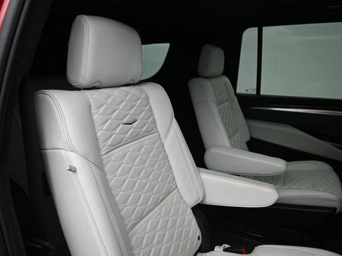 Used 2025 Cadillac Escalade ESV Sport Platinum w/ LPO, Floor Liner Package AWD/4WD image 40