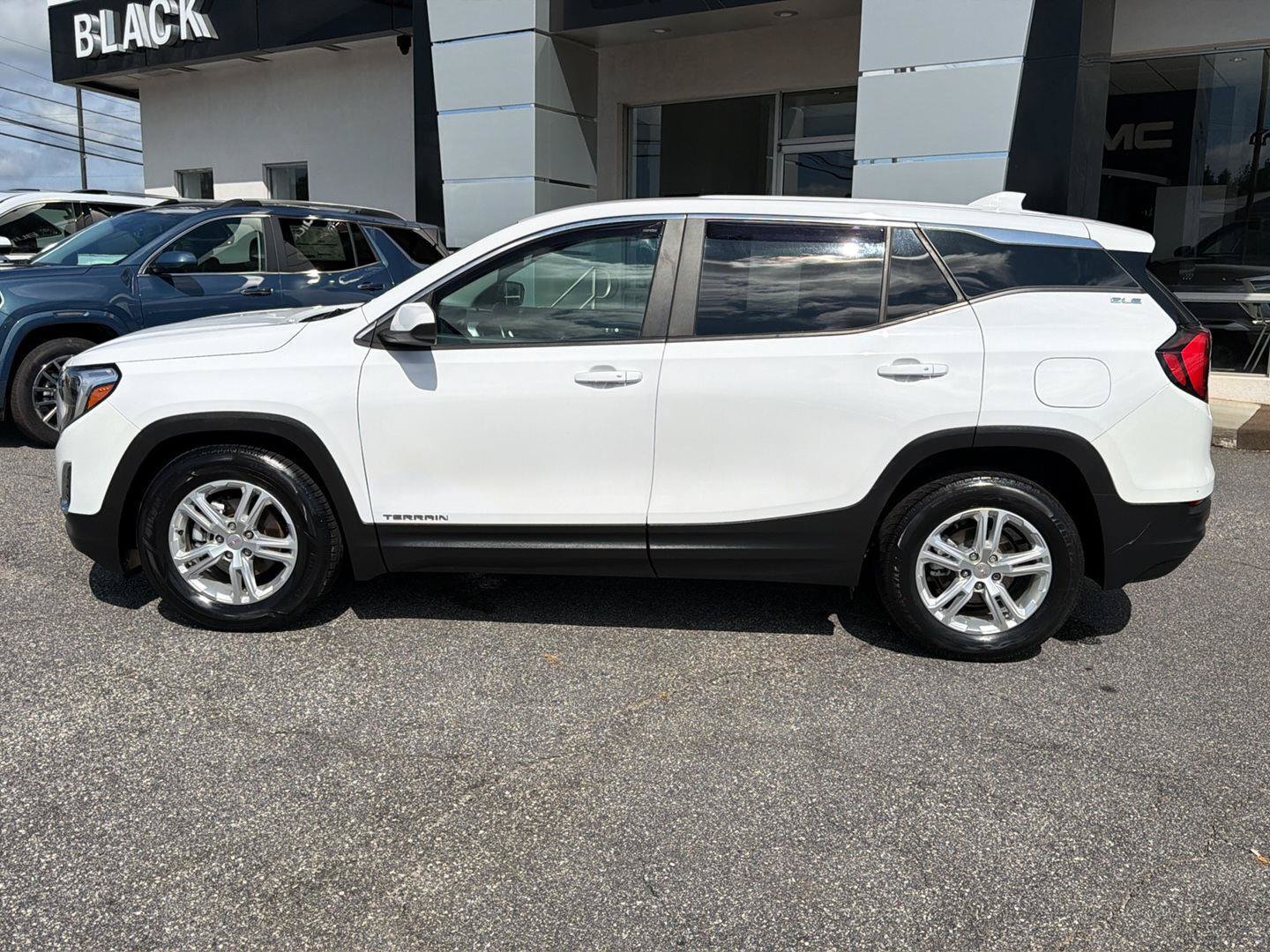 Used 2021 GMC Terrain SLE w/ LPO, Floor Liner Package FWD image 13