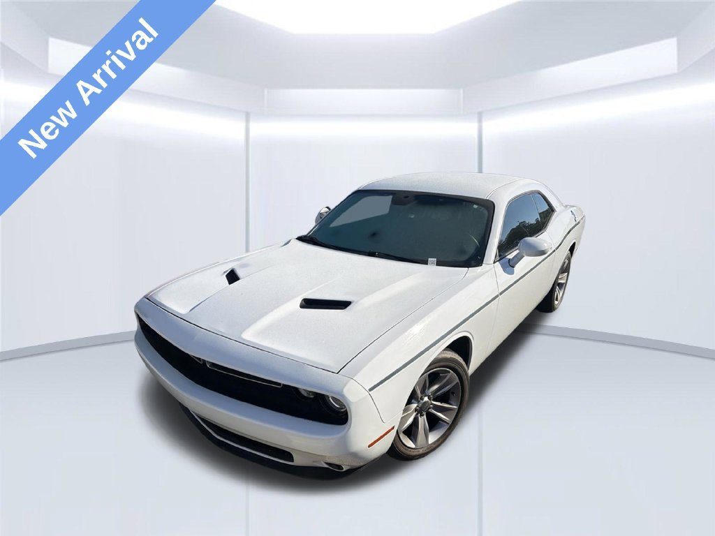 Used 2017 Dodge Challenger SXT RWD image 1